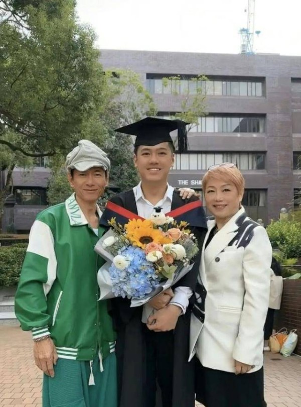 TVB昔日男神母亲离世，消瘦散心无人认出，逛街险被行人撞到