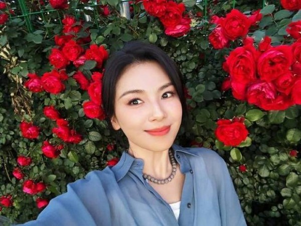 刘涛格外明丽。