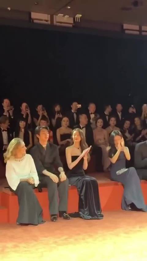 好搞笑主老乱被主持人喊成杨万勇，被喊错后笑得抖一下捂嘴好可爱啊