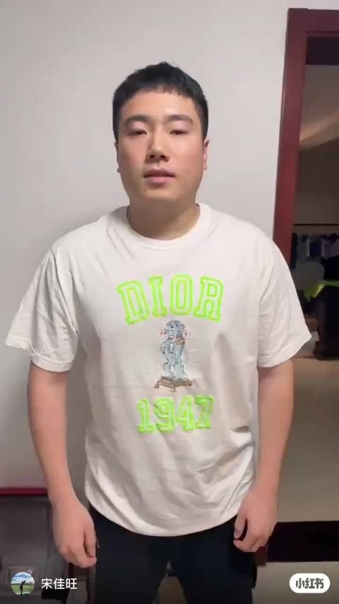 阿昆啊~咱就是录制视频之前能不能换一个正式一点的衣服啊?