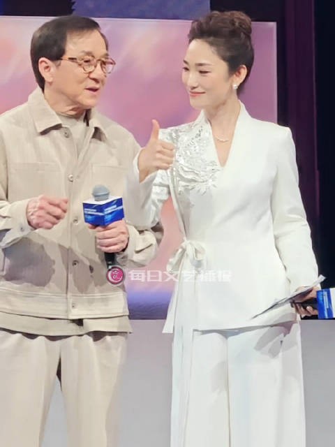 成龙亮相第七届国际动作电影周发布会状态活力十足