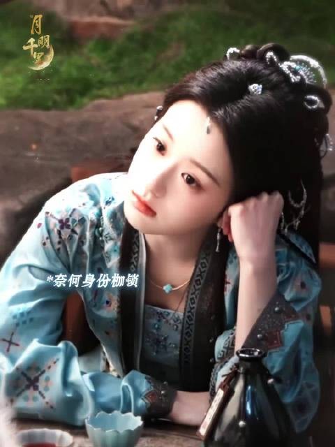 包上恩王弘毅新剧照曝光，白衣银杏红墙氛围感十足