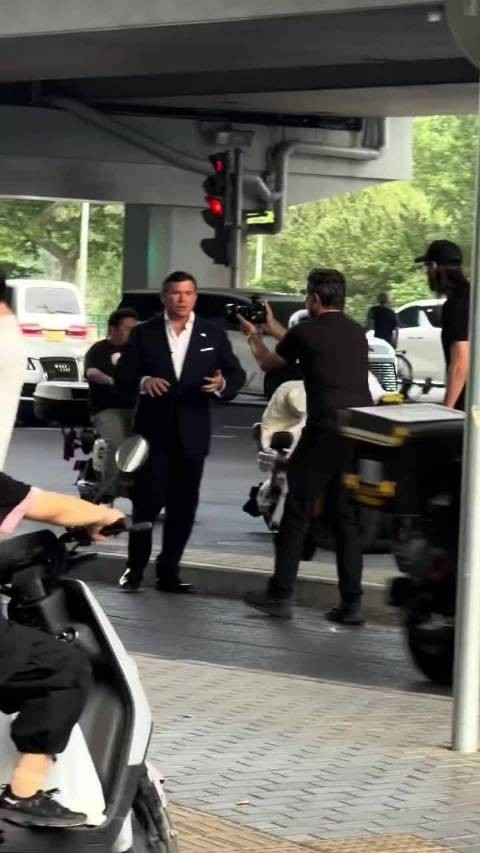 福克斯主持人布雷特拜尔马路拍摄引不满