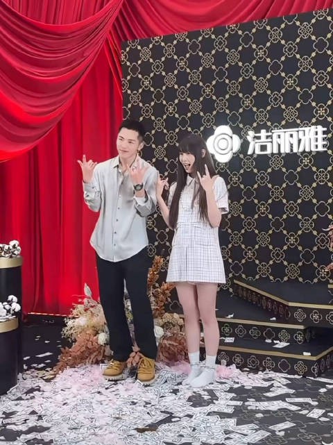 痞幼脱鞋和毛巾二叔合影