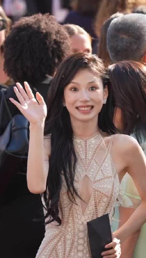 周芯竹亮相戛纳红毯气质出众
