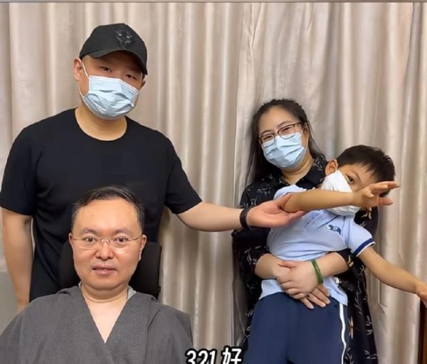 岳云鹏探望蔡磊，称渐冻症攻克那天会去演出！有意收蔡磊儿子为徒
