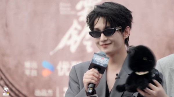杨洋直播卖萌喵叫害羞红温