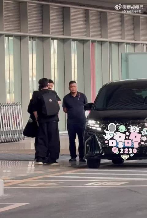 张凌赫启程纽约时装周,全黑私服帅气亮相