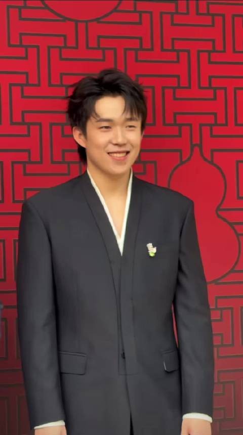 王楚钦出席Qeelin珠宝展,身姿挺拔尽显代言人风采