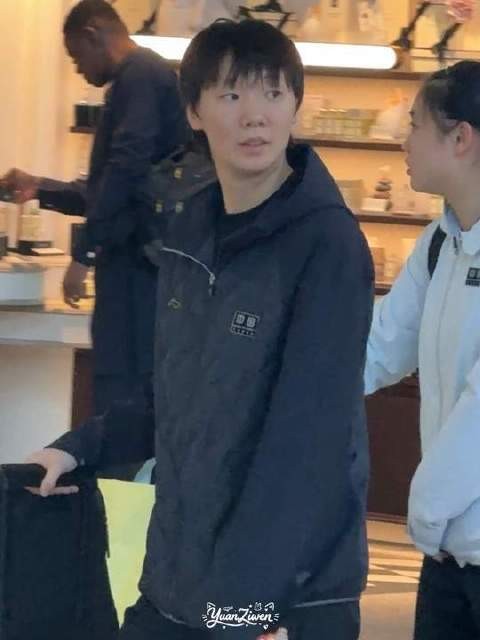 王曼昱伦敦行展现温柔魅力,与粉丝亲切交谈