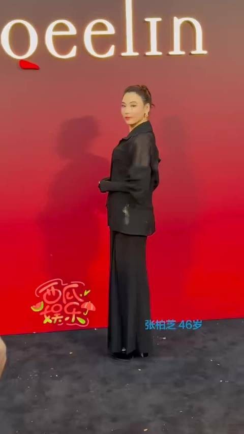 张柏芝黑裙配高珠亮相,展现曼妙身姿