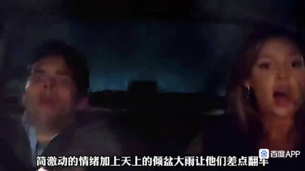 雨夜酒吧争吵变拥吻,27套礼服名场面再现