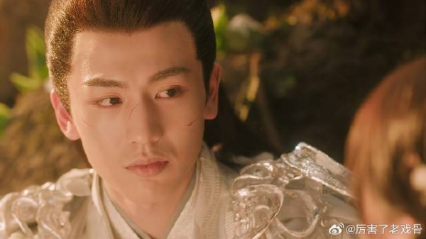 长珩大战受重伤 幸亏遇到灵智初开的小兰花,至此爱上!