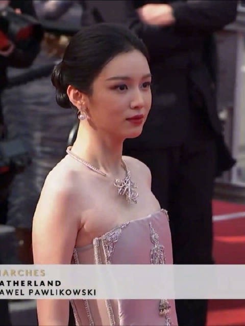 周也以欧莱雅代言人身份再登戛纳红毯,淡紫纱裙优雅亮相