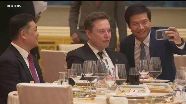 中美科技大佬同席特朗普访华欢迎晚宴,雷军现场"追星"马斯克