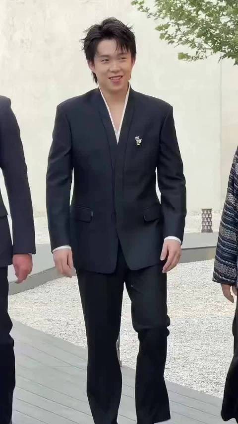 王楚钦亮相珠宝展,西装造型尽显绅士风度