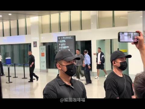 周杰伦昆凌携三子女抵温州,全家现身演唱会