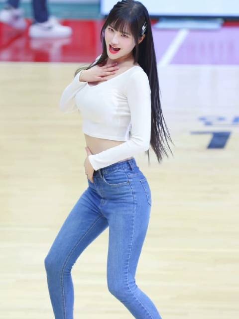 韩国篮球比赛的拉拉队表演，这牛仔裤这大长腿真的是惊艳
