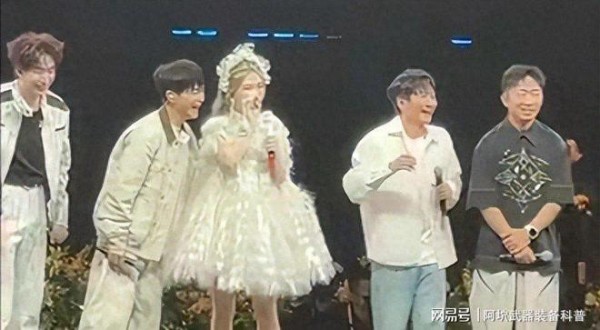 继谢娜开演唱会，白鹿也准备凑热闹，歌手的门槛现在低得离谱
