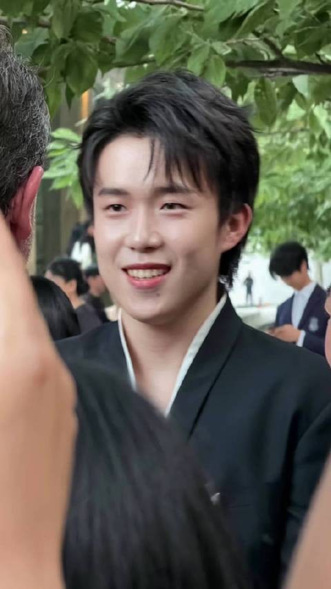 王楚钦展现腼腆礼貌大男孩气质