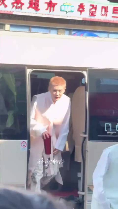 鹿晗最新寸头路透 看起来很明媚啊 你爱了吗