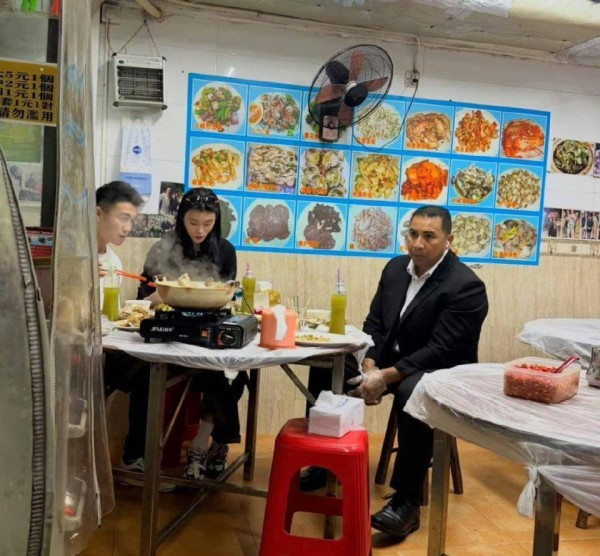 奚梦瑶和何猷君现身澳门餐馆吃饭!保镖贴身随行,豪门地位稳固