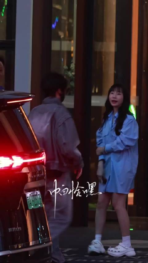 张真源到邯郸了,踮起脚尖,跟粉丝打招呼 期待真源在奔跑吧里的精彩表现