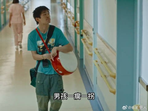 脑瘫男孩被家人嫌弃，唯有奶奶一直默默的守护着他