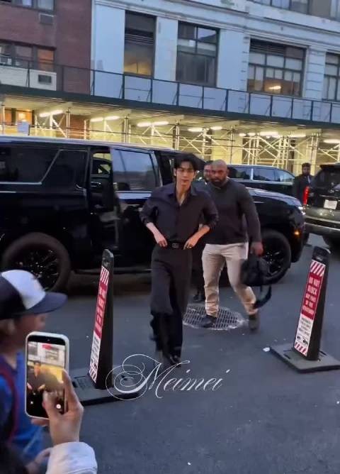 张凌赫伸手礼让路人显绅士风度