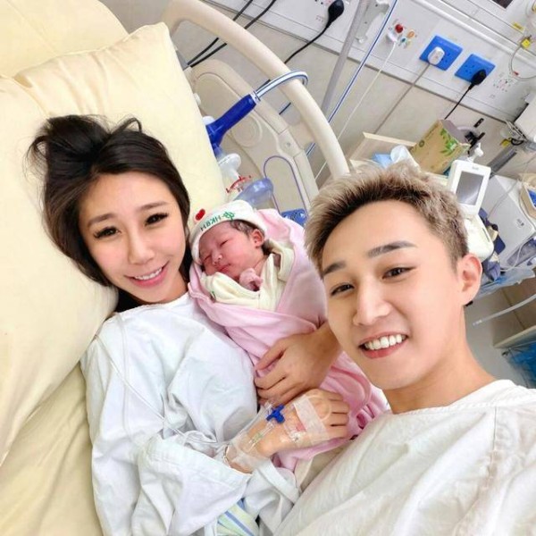 TVB帅气小生宣布当爸，凌晨收工急送老婆入院，顺利生女