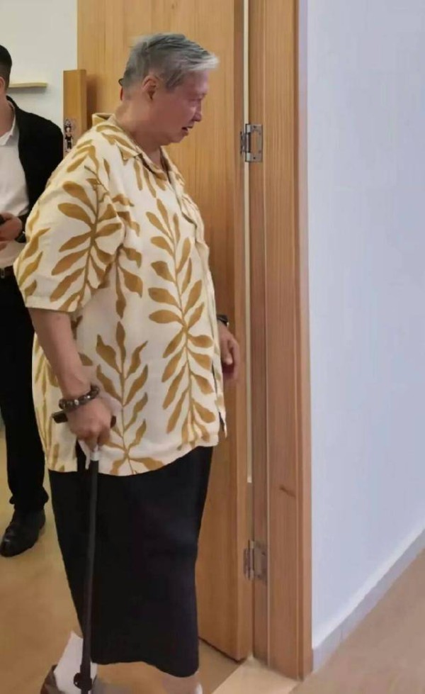 香港功夫巨星现身内地，豪摆27道菜家宴，身体近况再成焦点