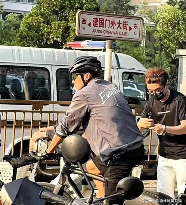 谢霆锋北京街头骑行被偶遇，侧颜帅炸状态似青年