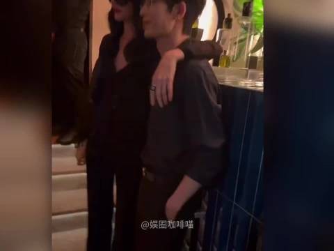 张凌赫纽约晚宴穿皮衣引热议，黑衬衫金丝眼镜造型吸睛