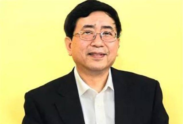 余秋雨，一代文化群宠，咋就堕为同行公敌？如何评价他