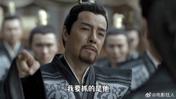 范闲与王启年准备追踪司理理但却被朱格拦住，关键时刻范建带红甲骑士解围