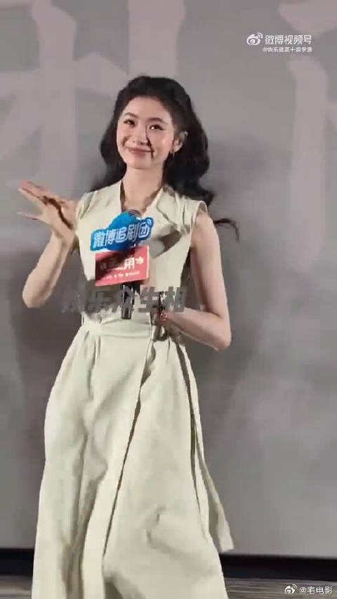 随性复刻哎哟名场面，神态灵动俏皮，一举一动都透着满满元气