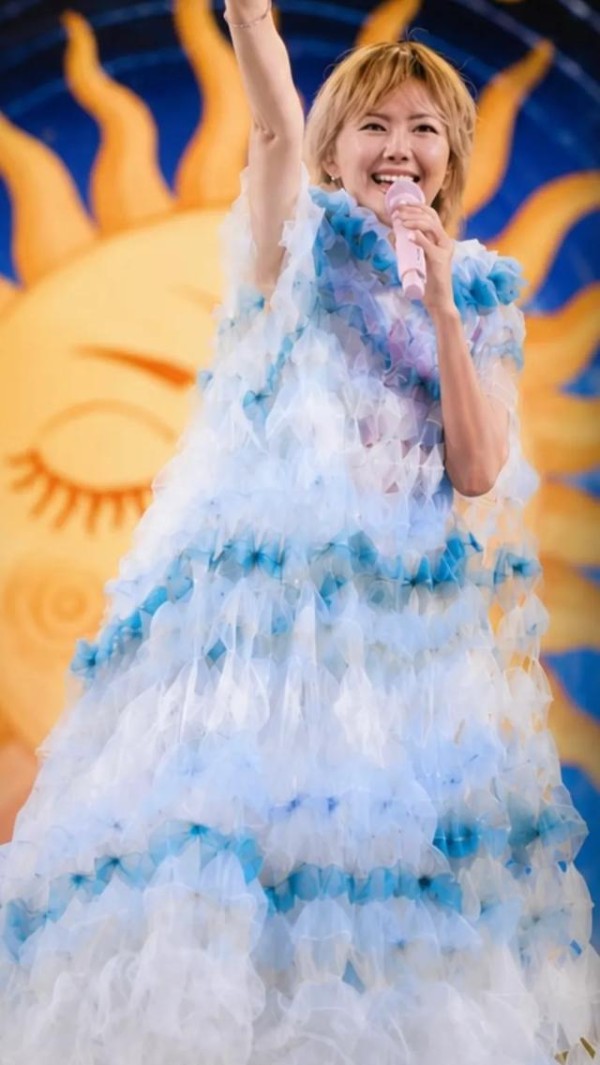 太拼了！孙燕姿演唱会突发腿抽筋，强忍疼痛完美开唱引全网热议