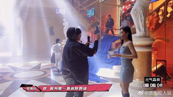 刘伯辛拍摄MV，蓝色吊带大露背，黄金比例谁不喜欢！