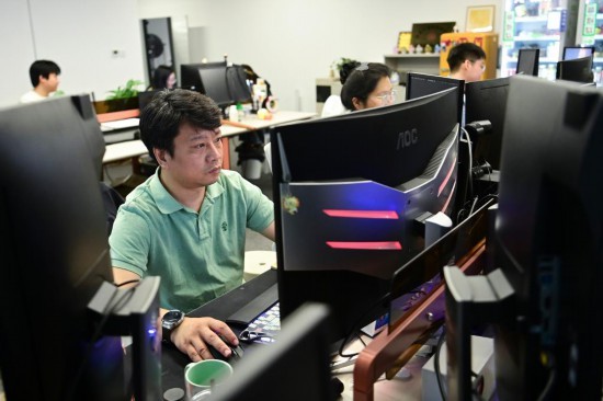 5月14日，张轩在闪亮星残障人士产业基地工作。新华社记者 邹竞一 摄