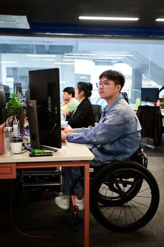 5月14日，刘正阳在闪亮星残障人士产业基地工作。新华社记者 邹竞一 摄
