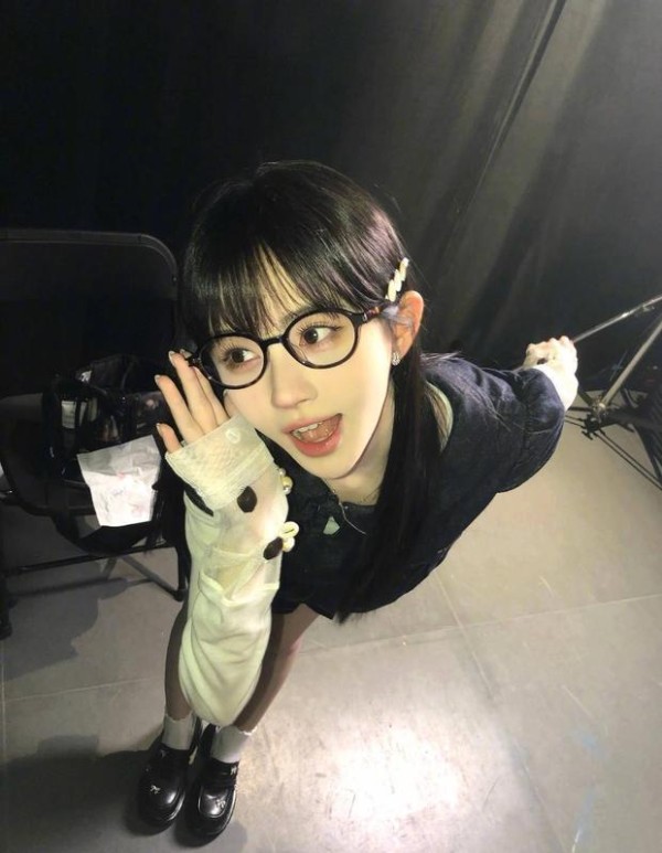 鞠婧祎单手托眼镜卖萌可爱灵动