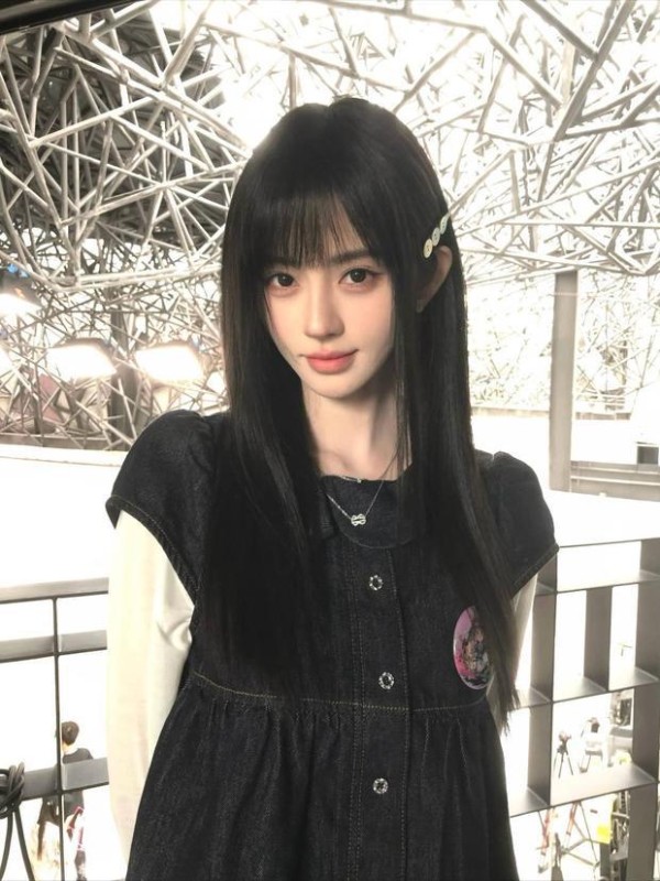 鞠婧祎对着镜头浅笑。