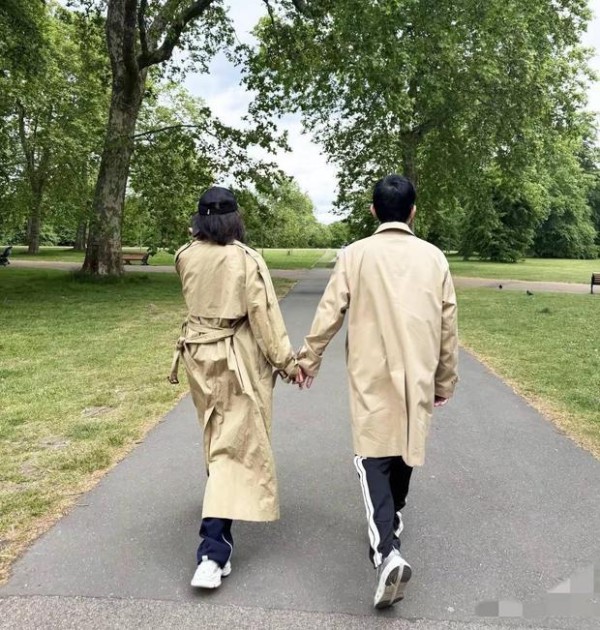 刘嘉玲牵手散步画面唯美、