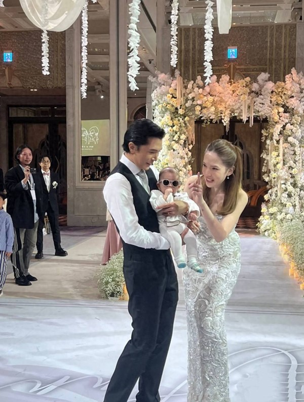 许玮甯夫妇公园遛娃，邱泽绑腰凳爸爸力max，10个月儿子已走路