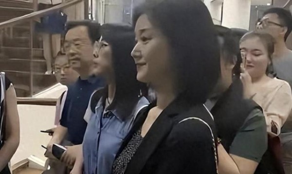 59岁宋祖英逛街被拍：眼袋明显，旁边小23岁的妹妹意外抢镜