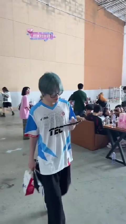 这个oo3就这么调戏小蛋糕 @TEC33Svan- ️:“抹茶蛋糕~抹茶小蛋糕~”