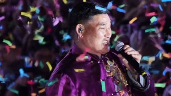 大衣哥朱之文的一个表演片段，真是看一次笑一次，比小品好笑多了