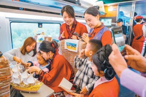 陕港高铁“流动博物馆”让文化走出场馆走进车厢