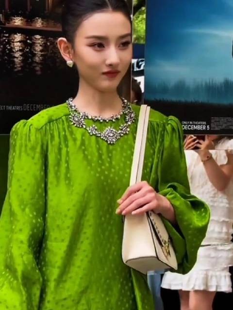 宋祖儿绿裙丸子头亮相，生图状态清透灵动