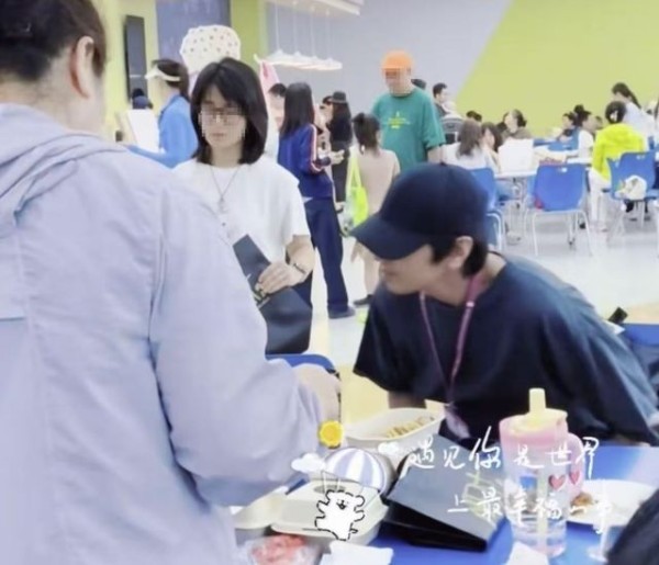 赵又廷参加女儿学校活动,单看又年轻又帅,歪头看女儿满是宠溺
